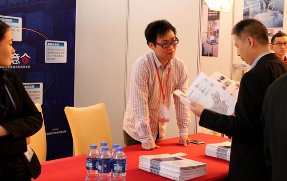 如意仓展位前往洽谈者络绎不绝.jpg